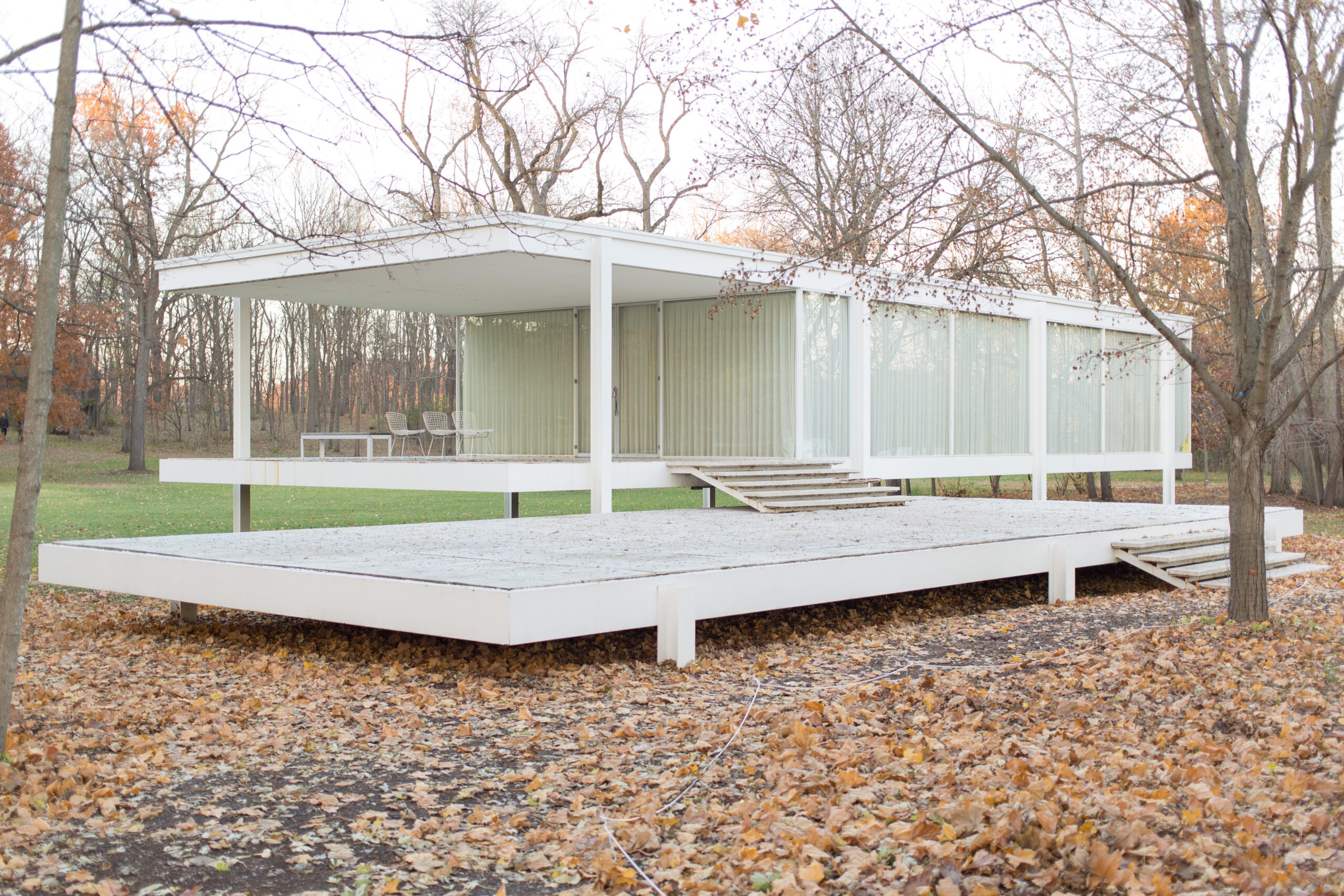 Farnsworth House – Mies van der Rohe (image credits: wikimedia)