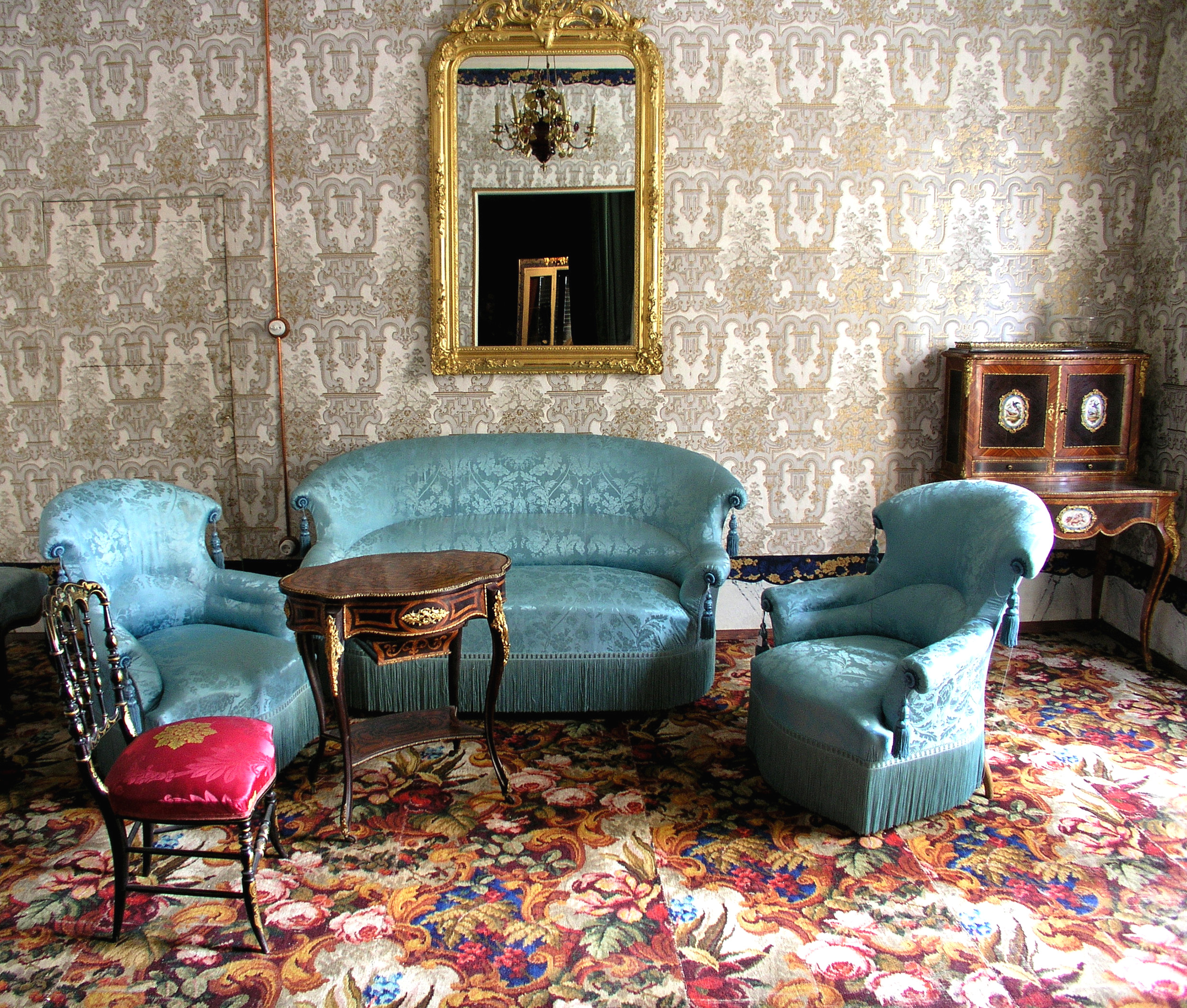 Fabric-Covered Walls (image credits: wikimedia)