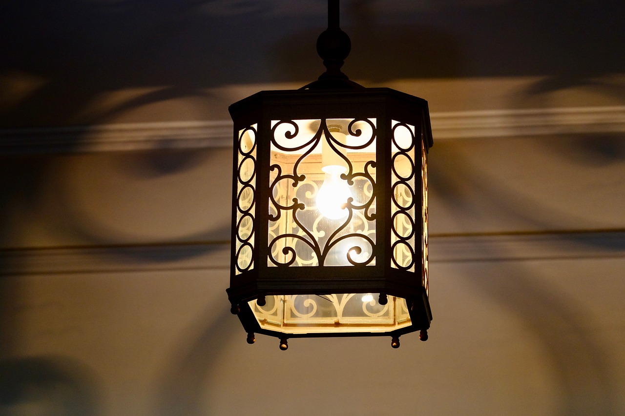 Industrial Pendant Lights (image credits: pixabay)