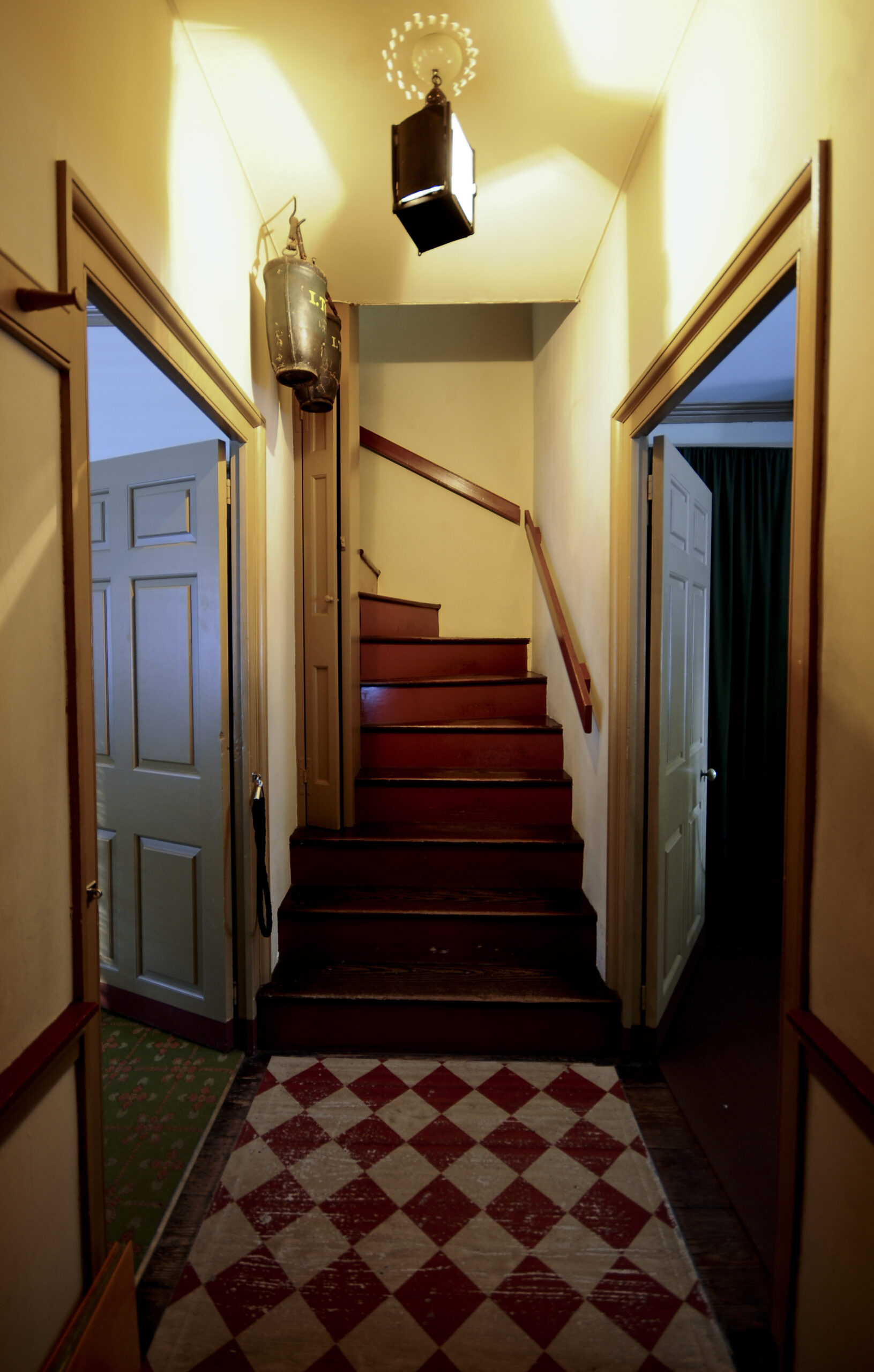 Mistakes That Shrink Even the Biggest Spaces (image credits: wikimedia)