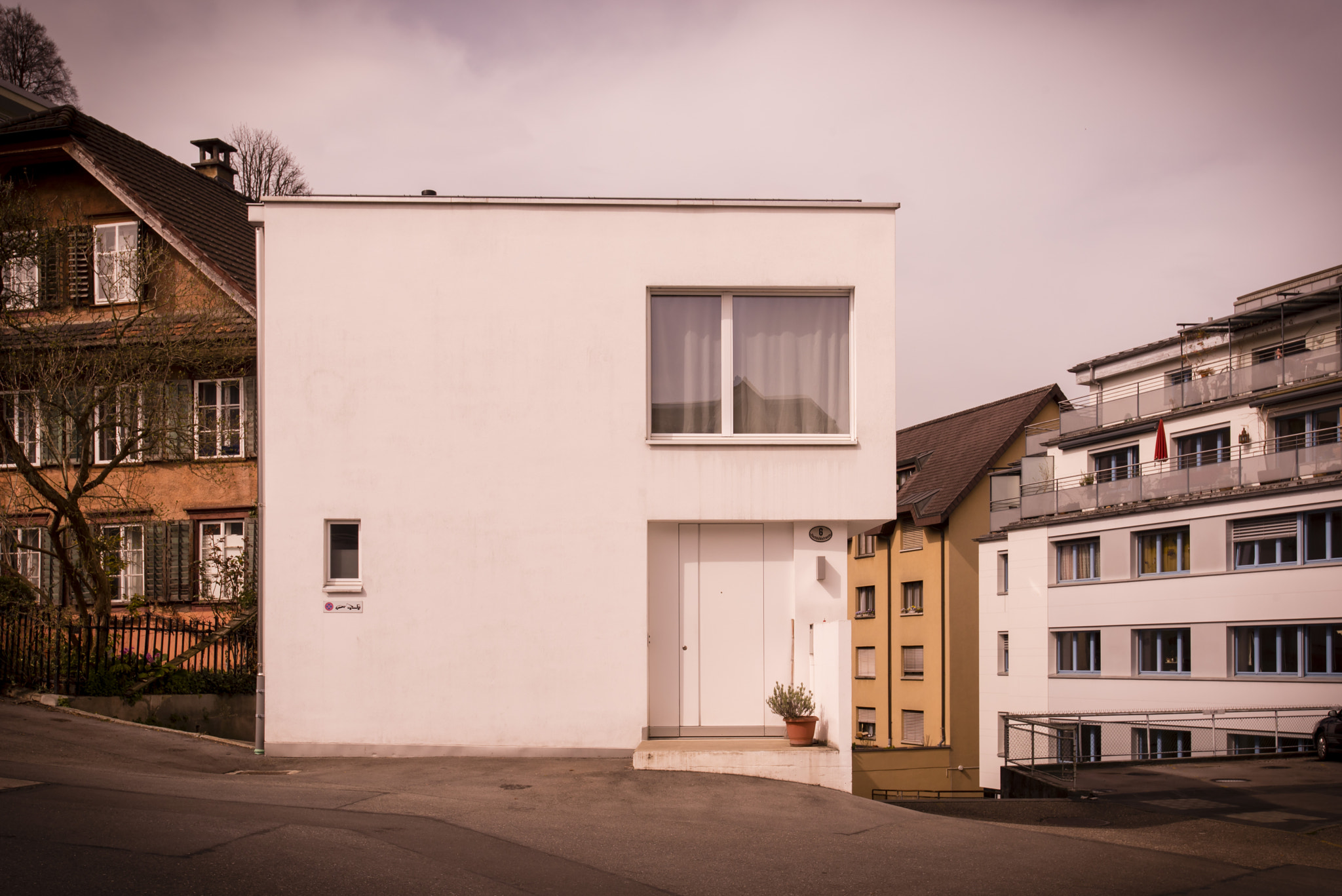 Modern Cube Houses: Minimalist and On-Trend (image credits: wikimedia)