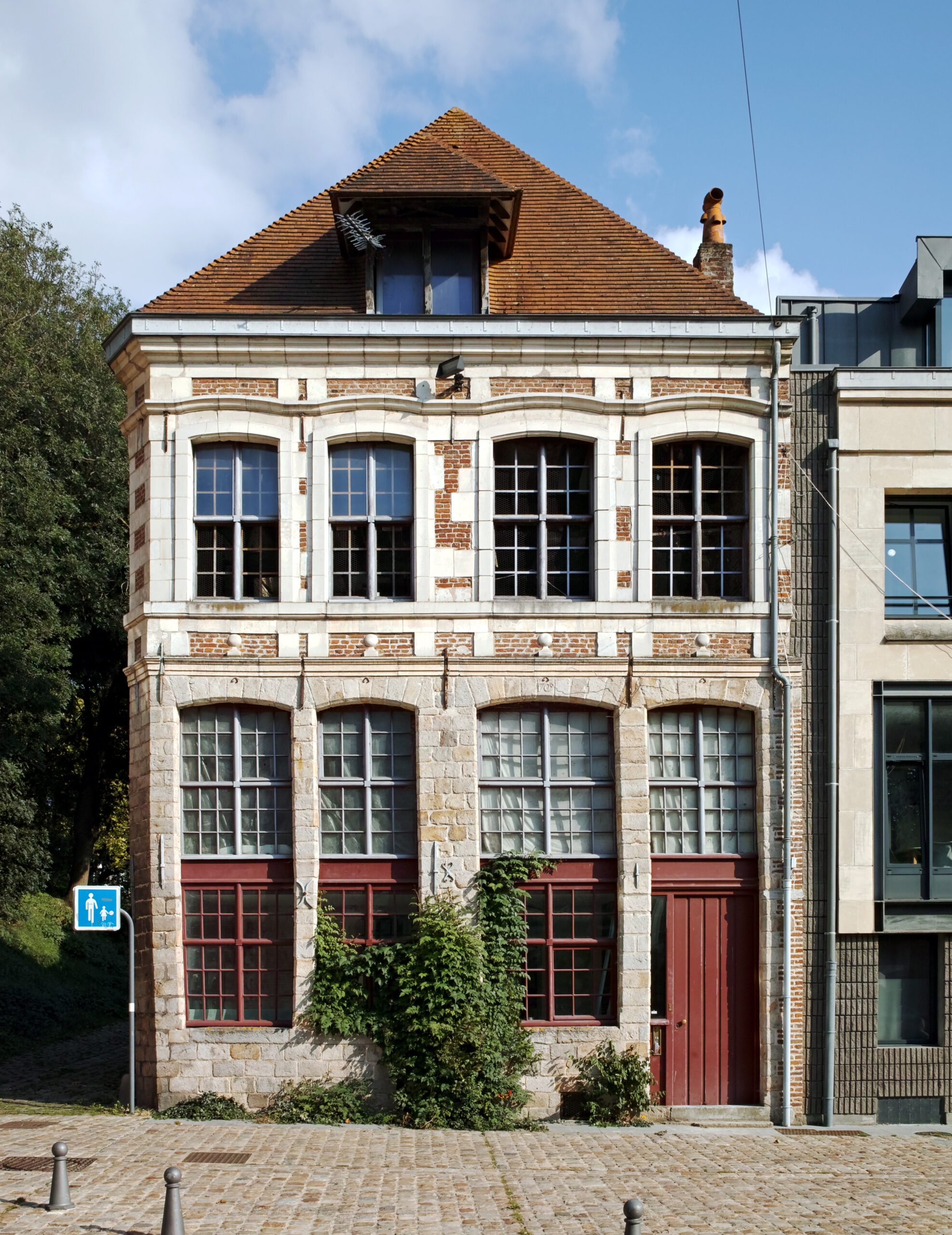 Townhouse and Rowhouse Shapes: Urban Resale Strength (image credits: wikimedia)