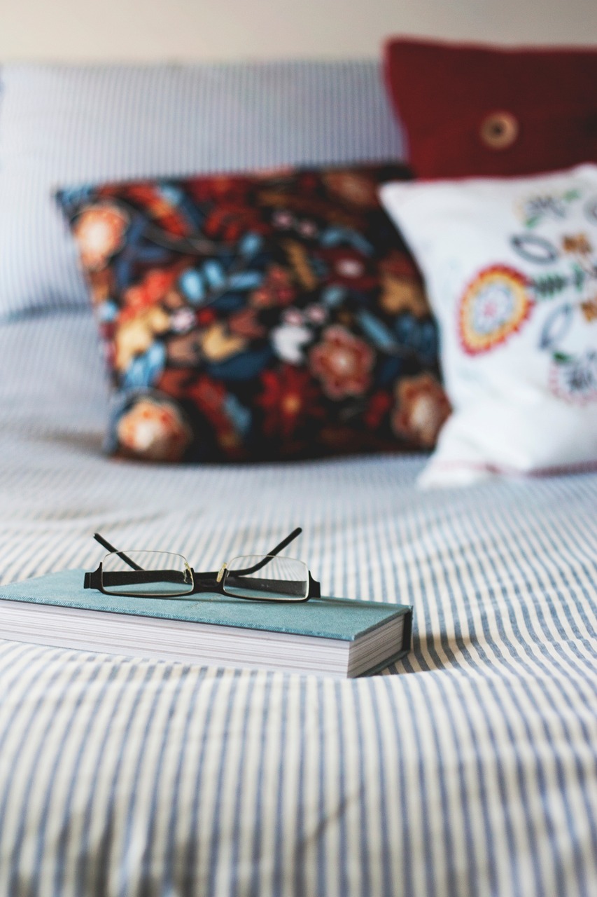 Pile on Cozy Textiles (image credits: pixabay)