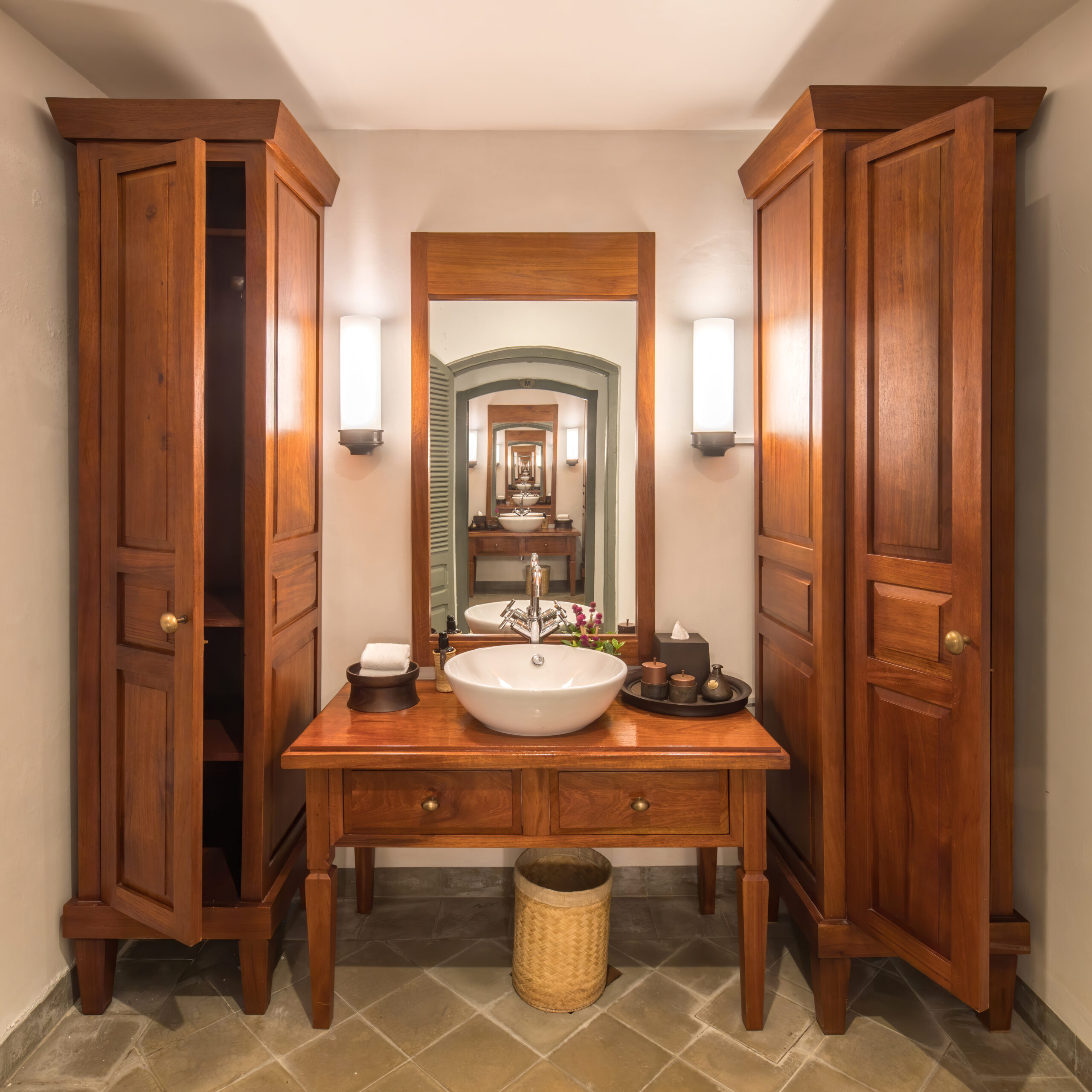 Strategic Mirror Placement for Maximum Impact (image credits: wikimedia)