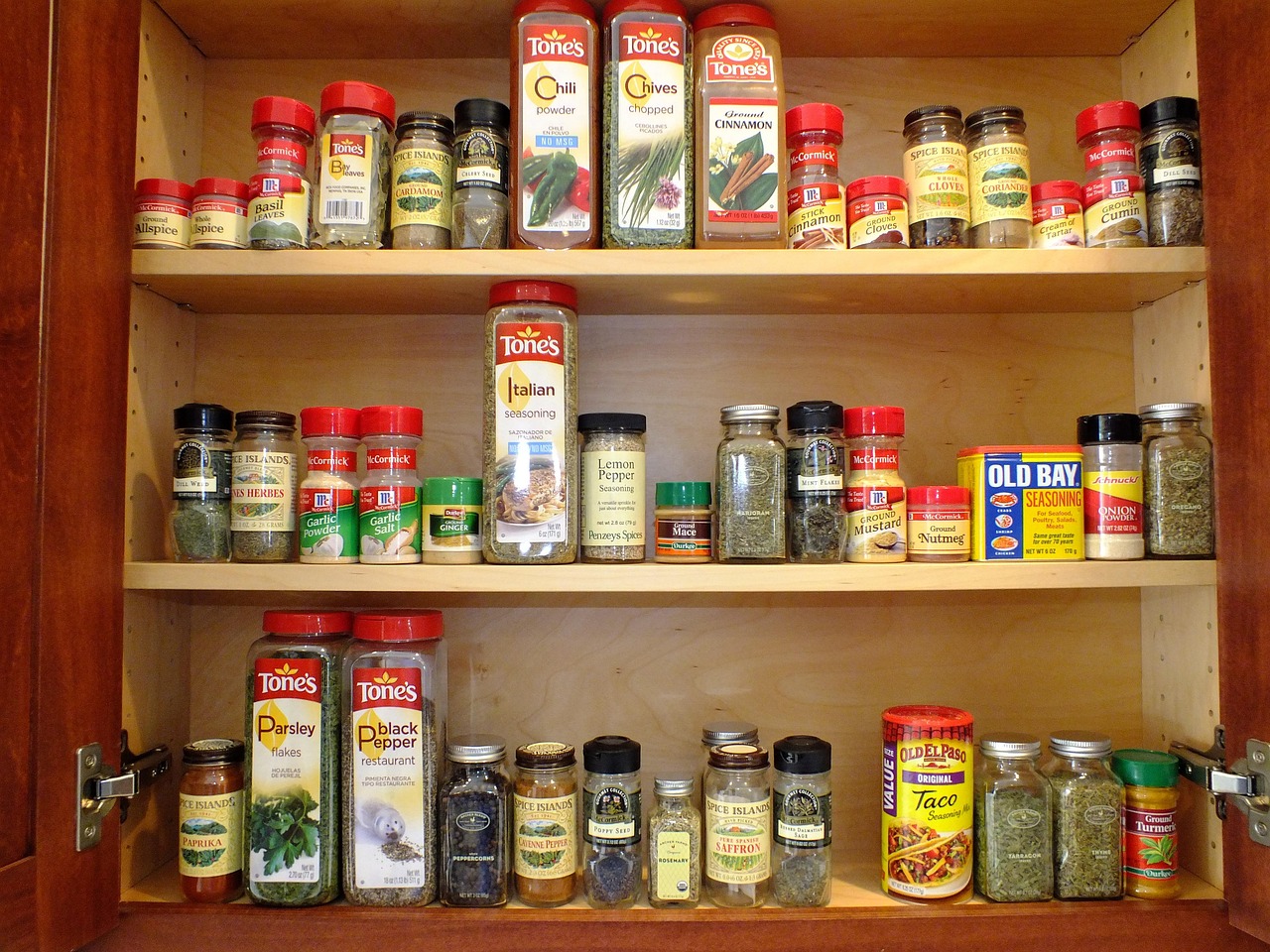 Pantry Door Spice Racks Organize Culinary Chaos (image credits: pixabay)