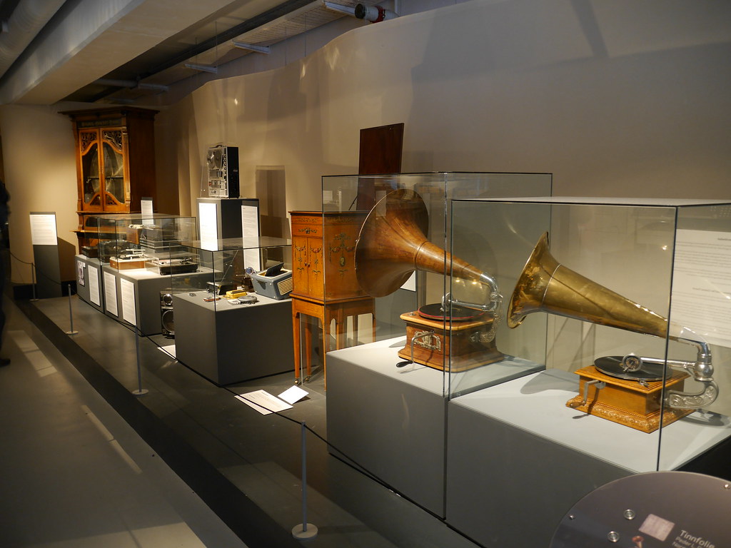 Museum Display Invisible Engineering (image credits: flickr)